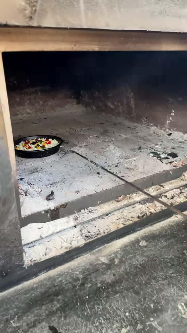 Cover for #OddlySatisfying Traditional way of baking a pizza 😋