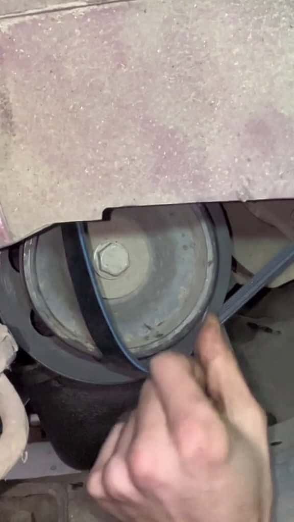 Cover for Puede ayudar a mas de uno este truco!! Ojo no enseño como se trabaja en el taller, si no un truco que os puede servir de ayuda!!! #mecanico #tips #tricks #mechanic