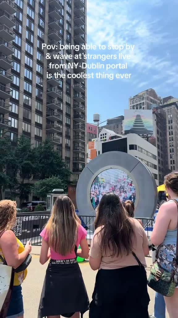 Cover for The people stopping by  waving at strangers is the cutest thing ever  thingstodoi 18059 #nicevideo