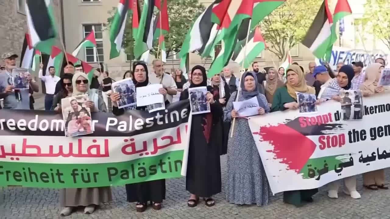 Cover for Berlin protesters condemn killing of journalists in Gaza airstrikes