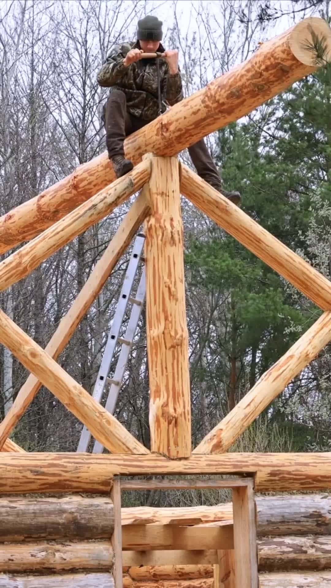 Cover for Continuing my off-grid log cabin build Alone in the Wilderness, i chisel a groove in the main central column and lift it onto the roof using chain hoists. I thought for a long time and worried that I would not be able to install 