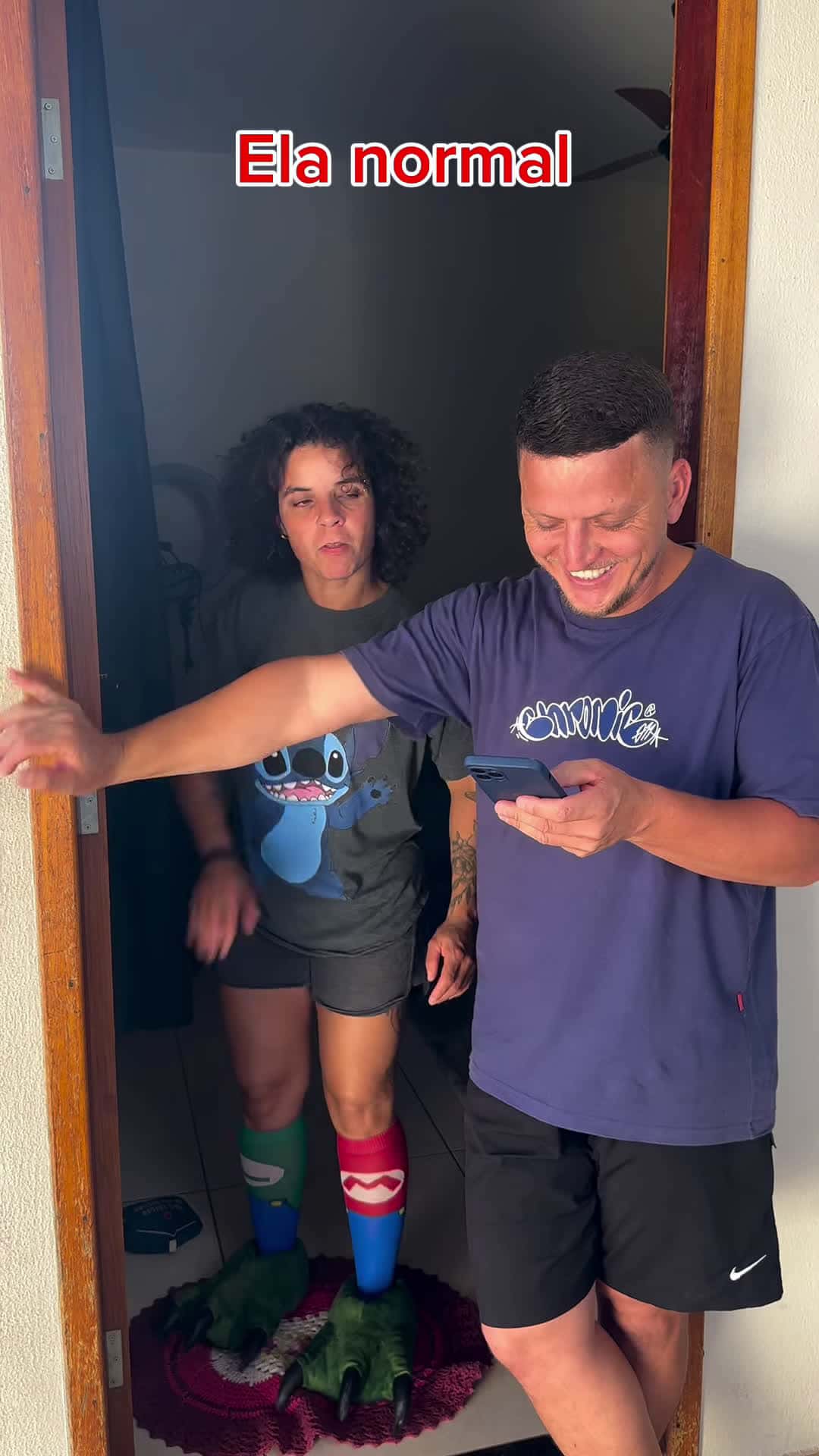 Cover for Como eu sou normal e com raiv4