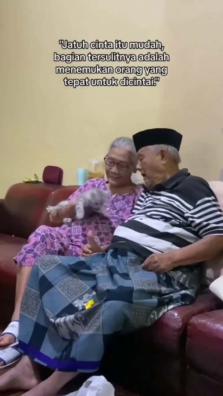 Cover for Cucu kesayangan kakek dan nenek Cr TT happiestcat
