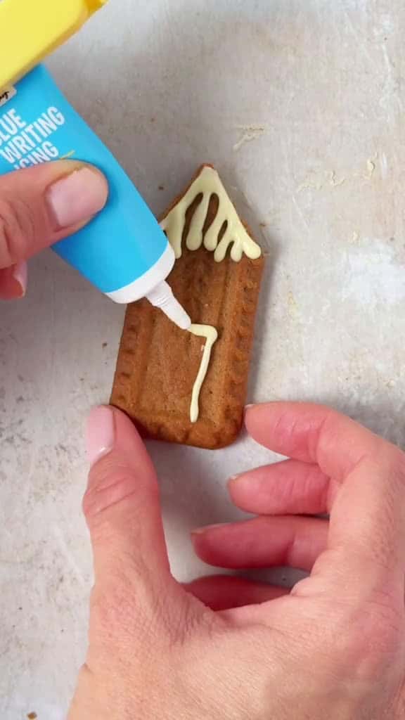 Cover for Super quick and easy biscoff houses decorated with white chocolate. Tip save empt 51105 #america