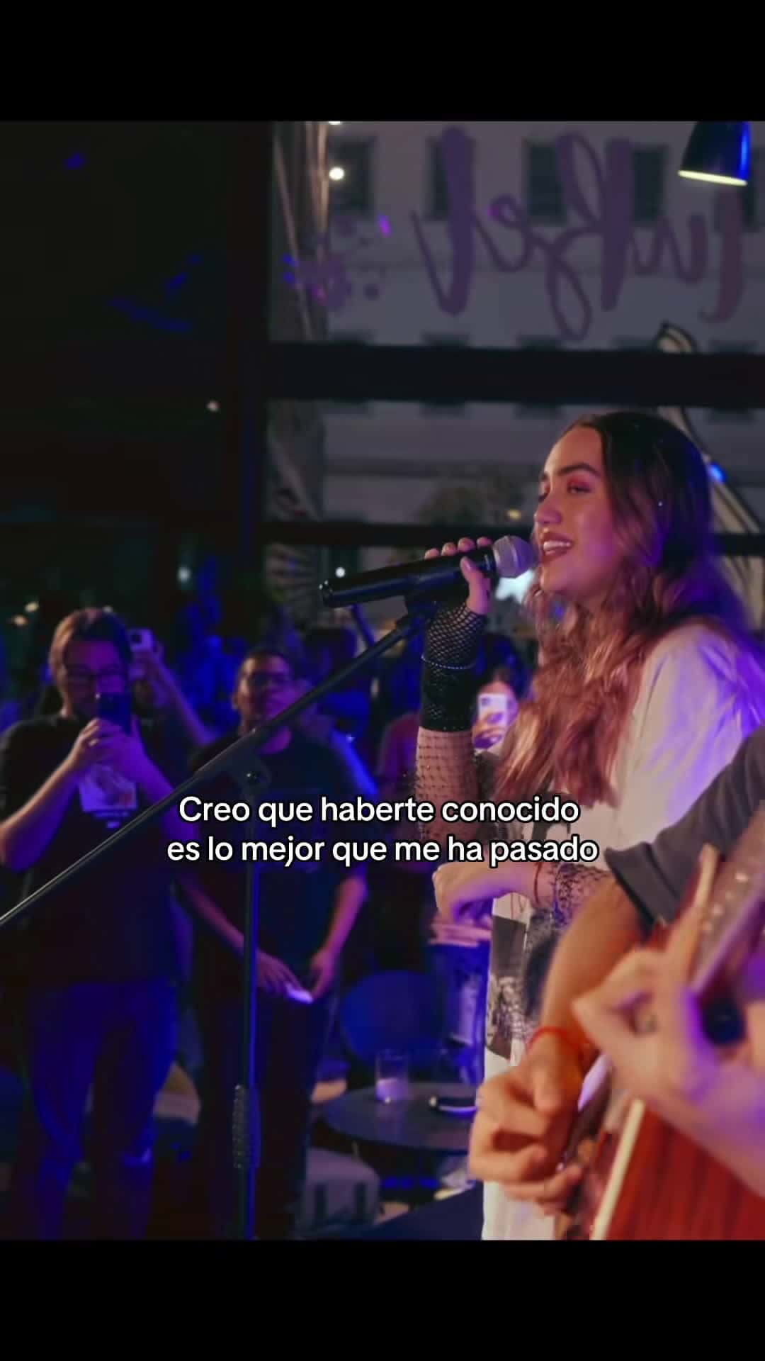 Cover for Hoy hace un año hicimos nuestro primer NUESTRO REFUGIO. Teníamos mil mariposas en la panza con muchísimos nervios de lo que podría pasar. Hoy no puedo creer que es una familia que ha ido creciendo cada día, no puedo creer que fuimos a 6 países 🇨🇴🇵🇷🇲🇽🇨🇱🇦🇷🇪🇸 a poder compartir con cada uno, a conocernos por fiiiiinnn pero en nuestro lugar secreto, en NUESTRO REFUGIO. No sé por qué estoy llorando escribiendo esto pero ha sido el año más maravilloso. Hoy se cierra una etapa para abrir una