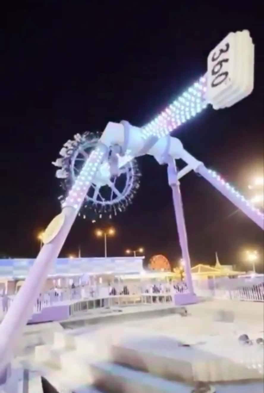 Cover for Amusement ride in Saudi Arabia breaks 😳😳
