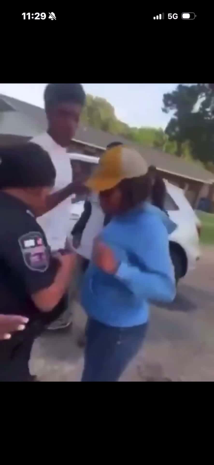 Cover for Woman starts fighting officer ‼️😬 #fyp  #fight  #officer