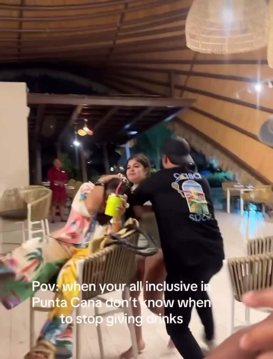 Cover for Nah I feel like she should’ve got her lick back!!! These guys need to move tf out the way🤣🤣🤣🤣🤌🏾🤌🏾 #fyp #caughtoncamera #explore #fight #fightcam