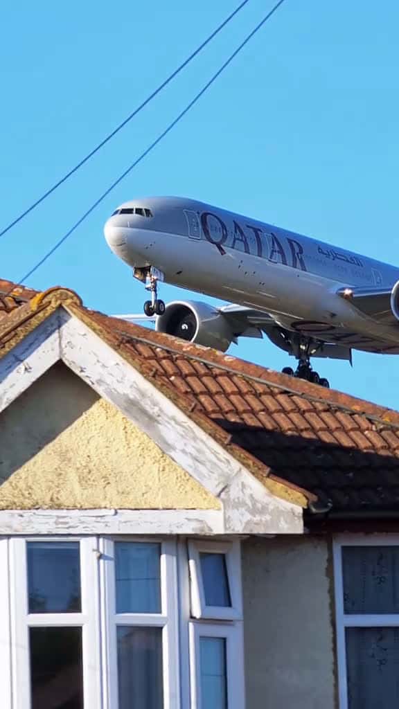 Cover for Qatari shines over the roofs Boeing 777-300ER Closeup Approach Landing at Heathrow Airport 34742 #ilovescoopz