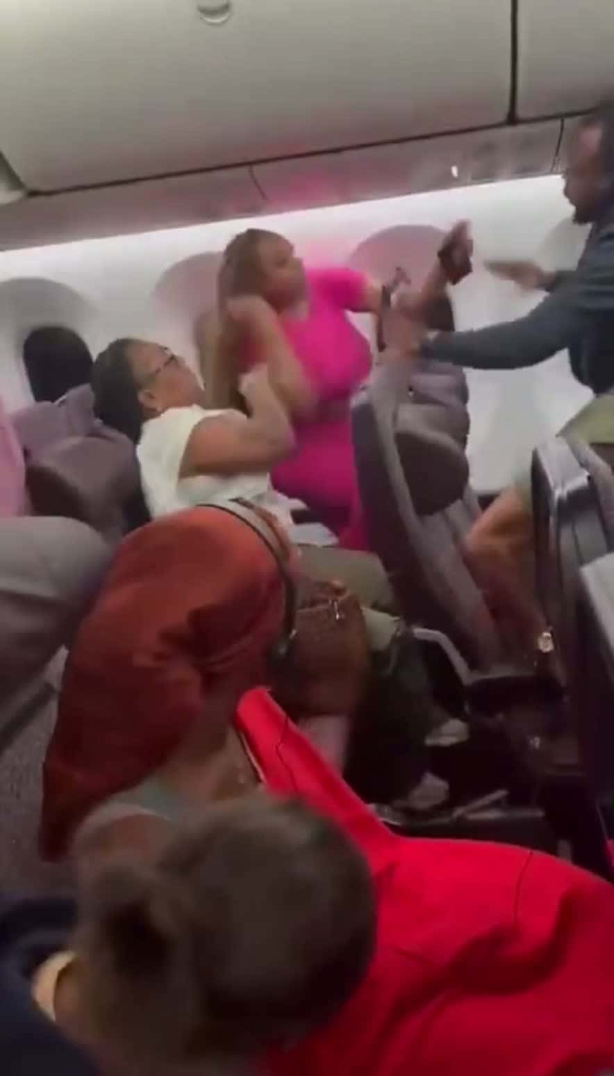 Cover for Women fights guy because guy hit that woman on plane watch till end 😳 fypシ゚vira lp #fypblowthisupforme loblowthisup lo #plane #fightfightcam htfightvideos ht #hood #funnyfunnymoments  #crazy cr #18 #�standup stand