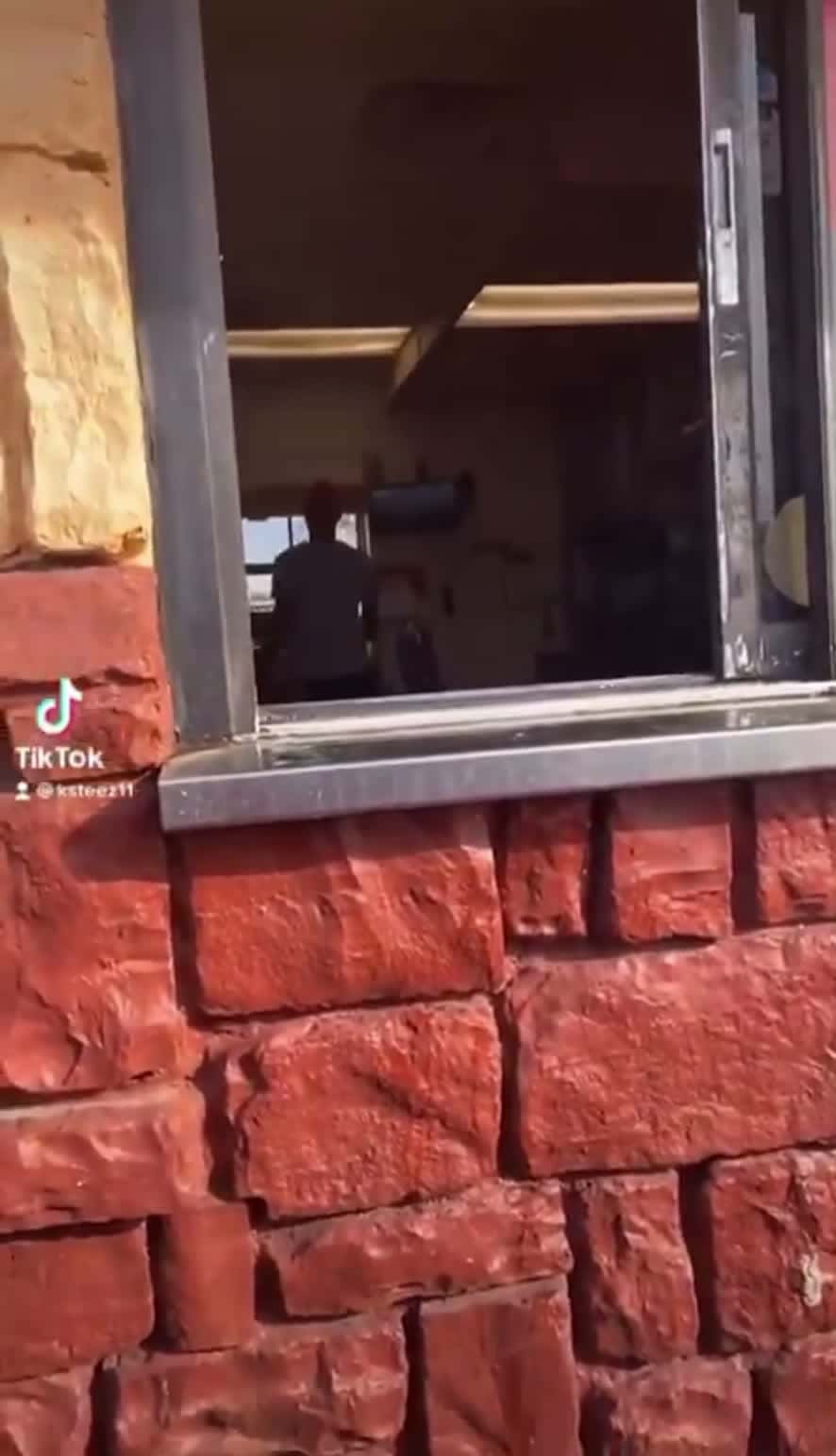 Cover for what y’all doing if yall waiting in line and this happens😭😭  #funny  #fight  #fightcam  #viral   #caughtoncamera  #scoopz