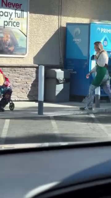Cover for Starbucks employee gives homless veteran her tips