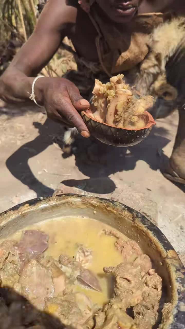Cover for Wow that's awesome 🥰 hadzabe Lunch time 😋Very delicious food #bushmen#traditional#culture