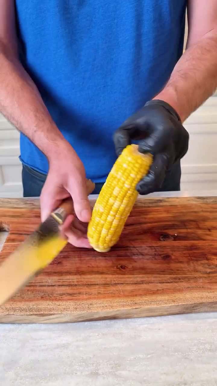 Cover for Best way to get corn off the cob #corn #cornonthecob #choppingboard #cheflife #lifehacks 