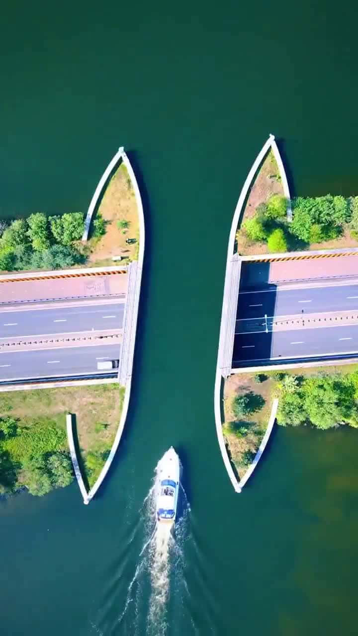 Cover for This road lets cars drive under a lake! The genius design of the Veluwemeer Aqueduct 🇳🇱 #engineering #Netherlands #amazingplaces