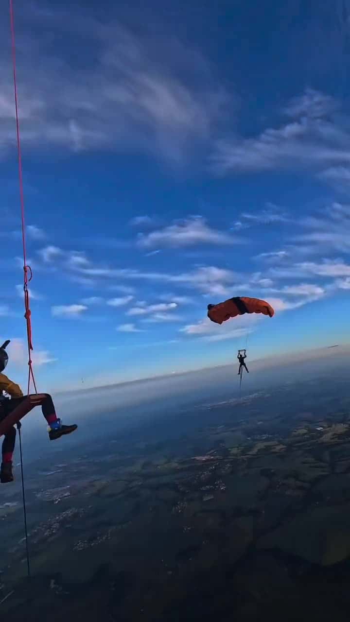 Cover for O Indito aconteceu J viu um salto com um pndulo de 60 metros entre dois paraquedistas Esse projeto idealizado e realizado por @xintunfanto @gabrieladellama pela primeira vez n