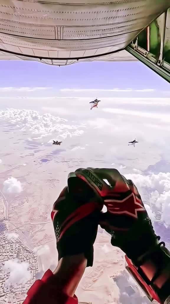 Cover for What kind of bird is this that flies so fast? #wingsuit #giantsquirrel #wingsuiting #wingsuitflying #parachute #mountain #redbull #adventure #adventures #sport #sports #sports #dangers #travel #foryou #fyp #viral #trending #kings3a