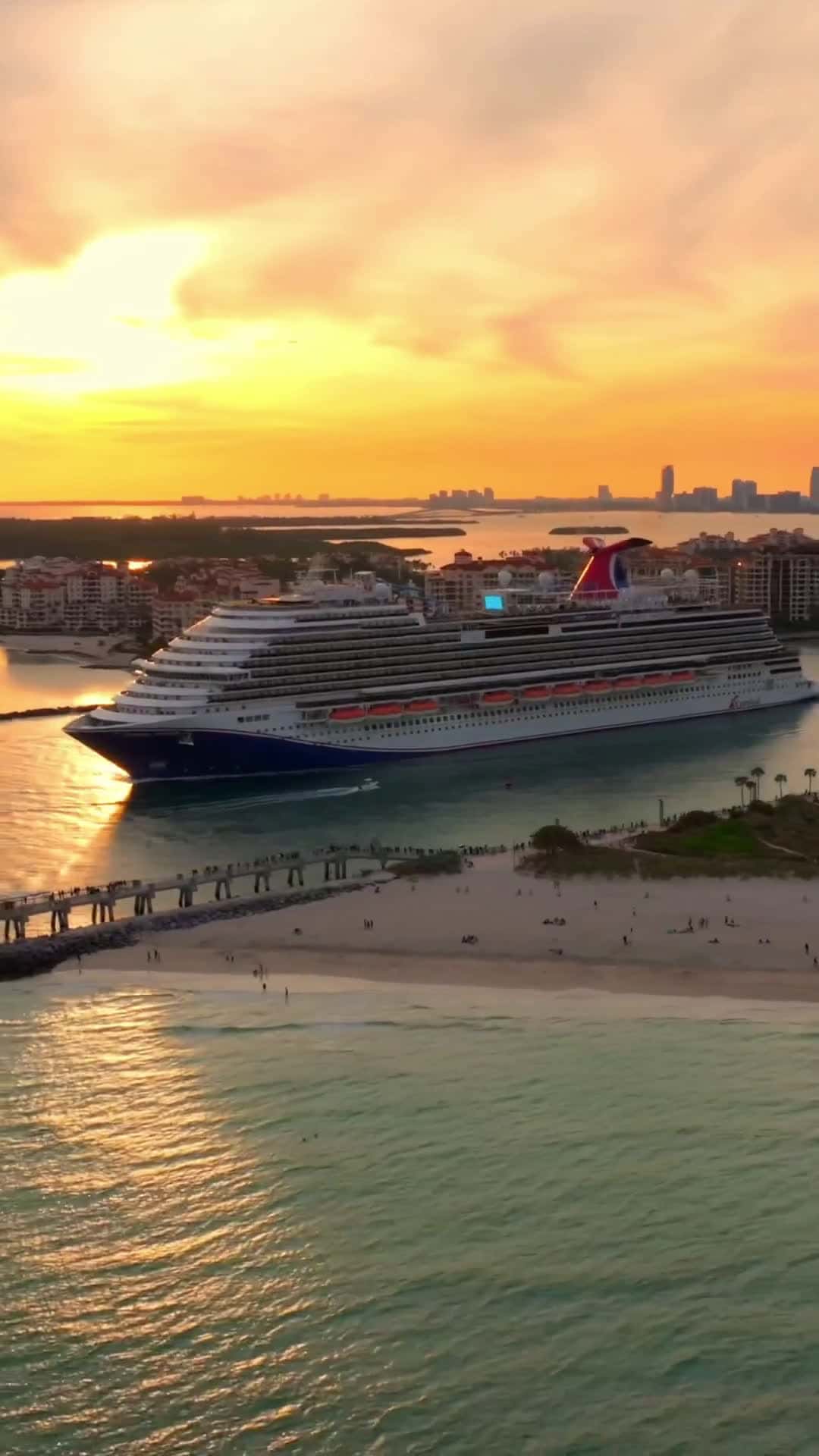 Cover for Horizons Captain waving at us 👋 #cruises