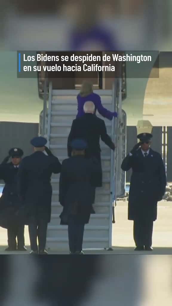 Cover for Joe y Jill Biden cruzaron la pista de aterrizaje tomados de la mano antes de abordar el av 52670 #shortvideosscoopz
