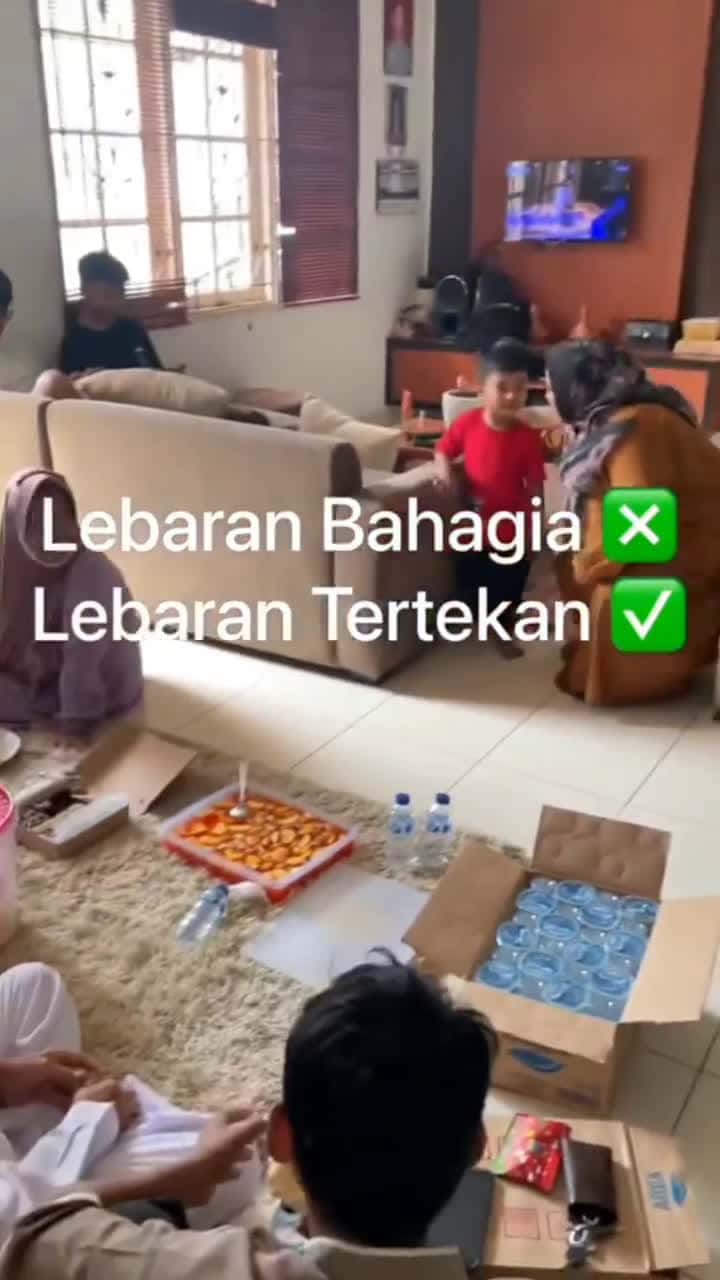 Cover for Ada yang sama Bocil adalah musuh terbesar para kucing ya, apalagi pas ngumpul2 lebaran Credit nana05tiktok #kucing #kucinglucu #kucinglovers #videokucing #kucingmanja #kucingk