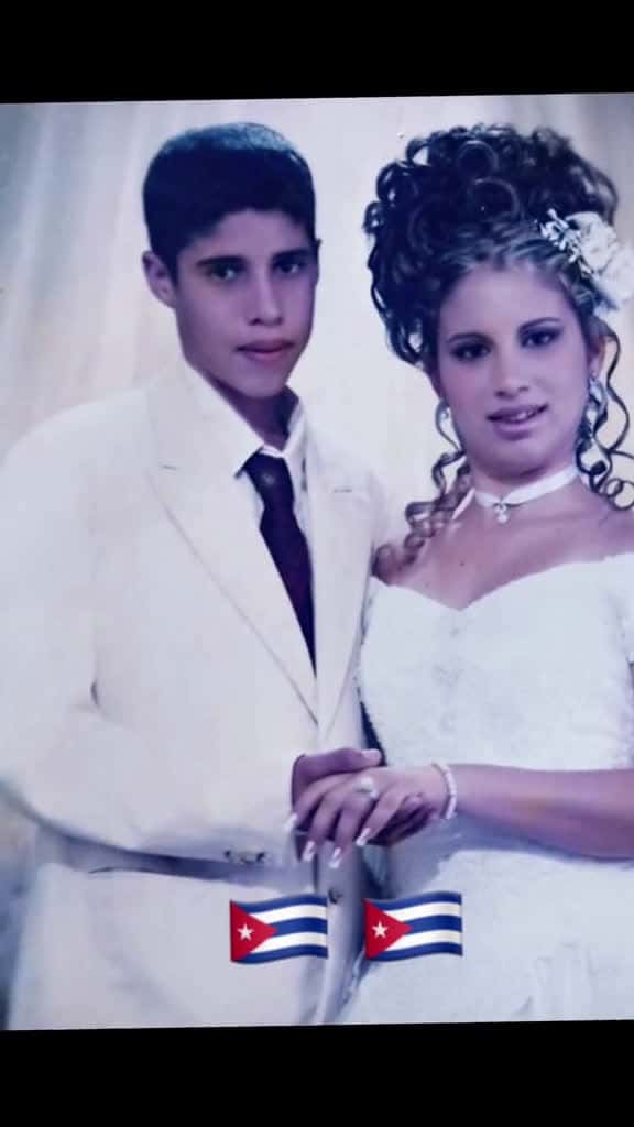 Cover for Gracias a dios todos estamos juntos amor de hermanos aunque somos aceite y vinagre cubana 85131 #us