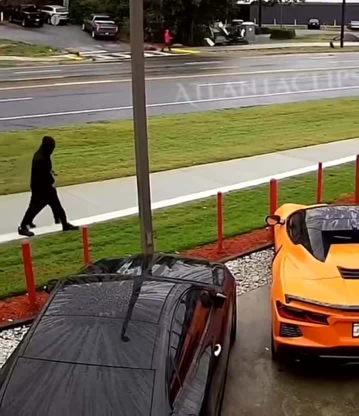 Cover for Yns walked up like they owned the car & successfully stole a Corvette from a dealership in Georgia 😬😬
