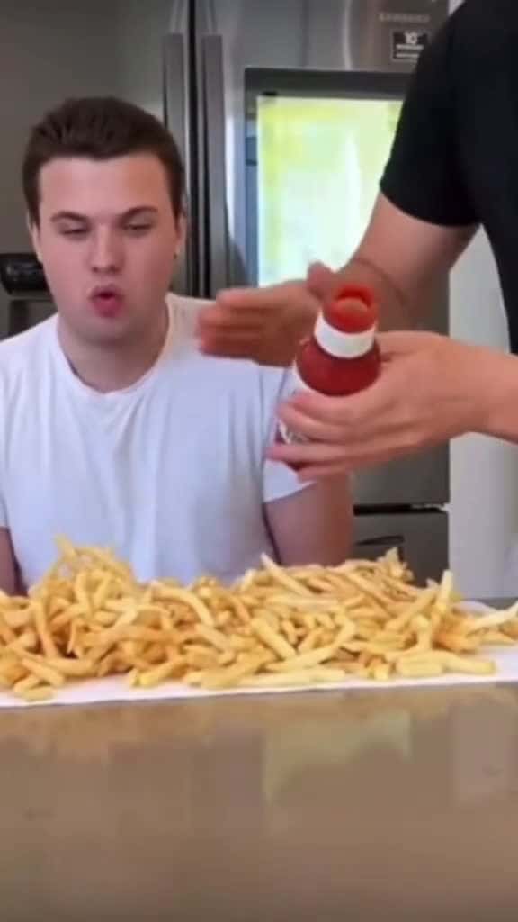 Cover for An interesting moment to eat 89727 #shortvideosscoopz