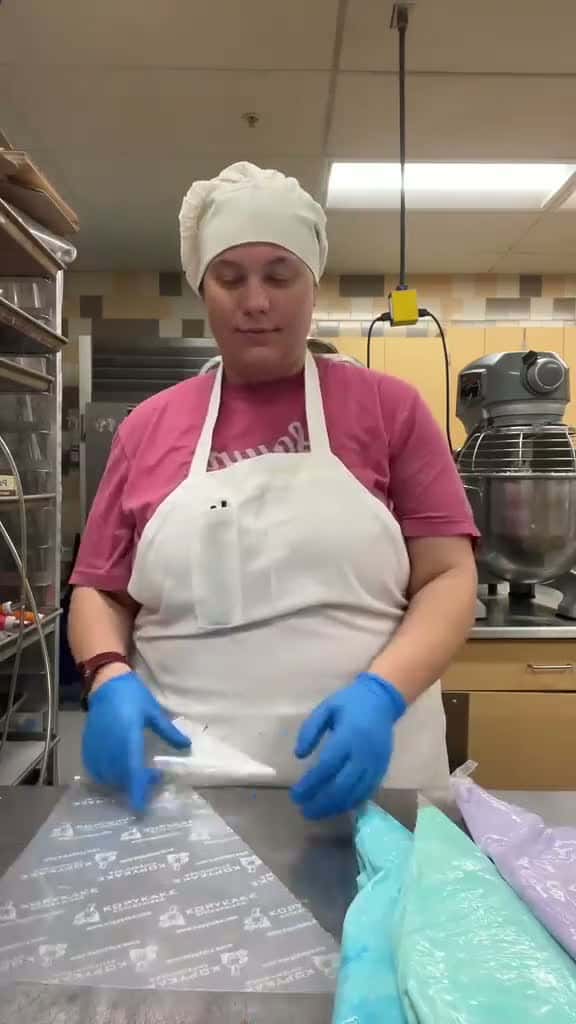 Cover for  tri-color piping bag   creatorsearchinsights  cake  cakedecorating  fyp  viral  cakevideo  cakedecorator  caketok  buttercream  tipsandtricks  how  tips  trick  LearnOnTikTok  53998