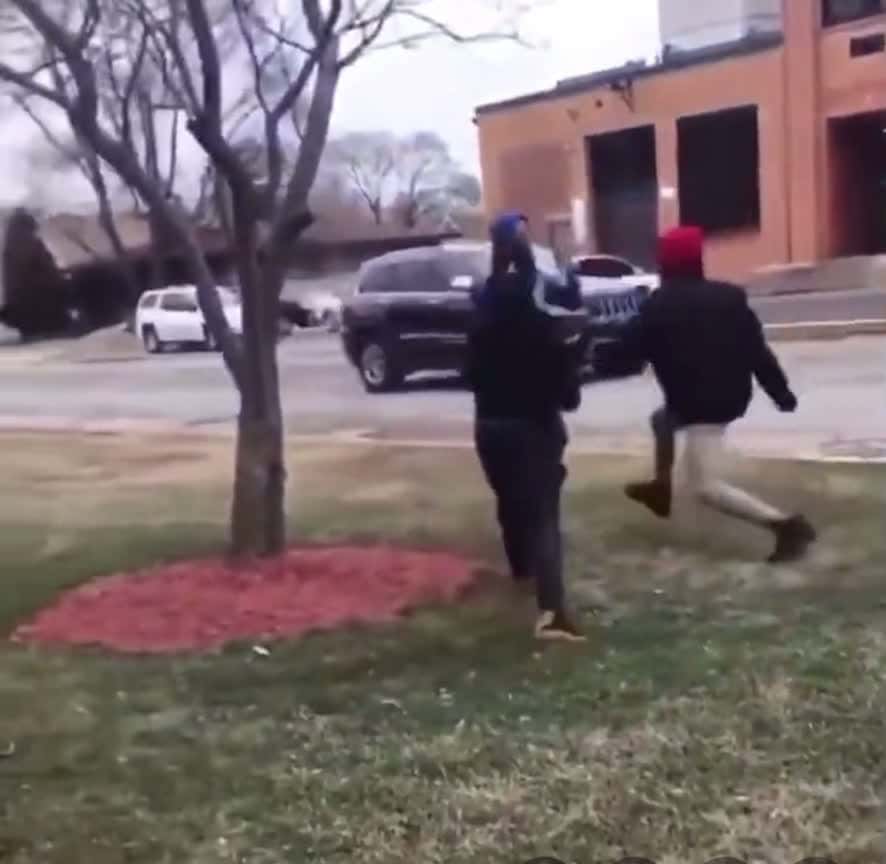 Cover for them yns gettin busy💀💀  #funny  #viral  #fight  #fightcam  #caughtoncamera   #scoopz
