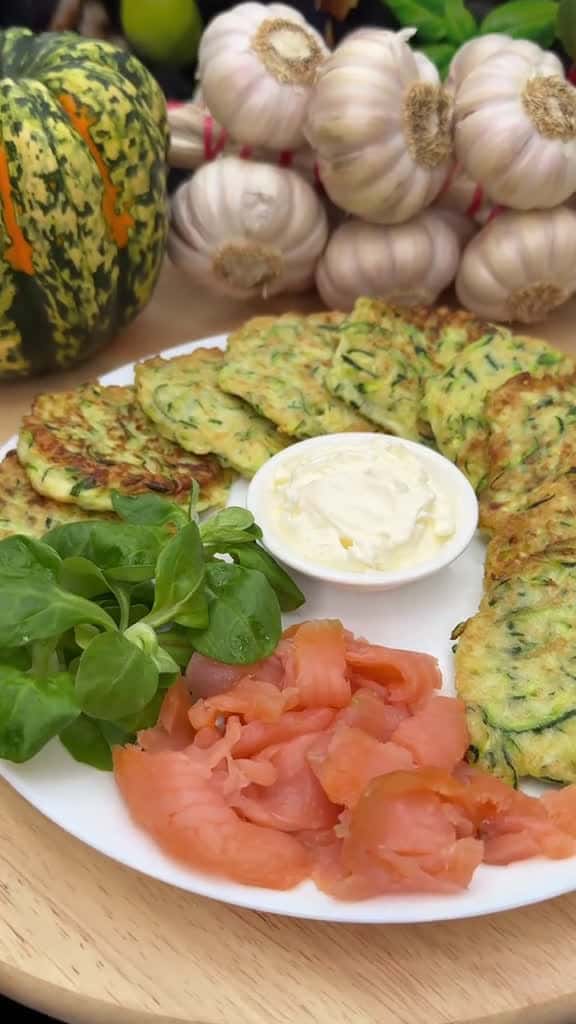 Cover for fritters with zucchini 2 zucchini  100 g flour  2 eggs  salt pepper grate the zuc 41632 #us