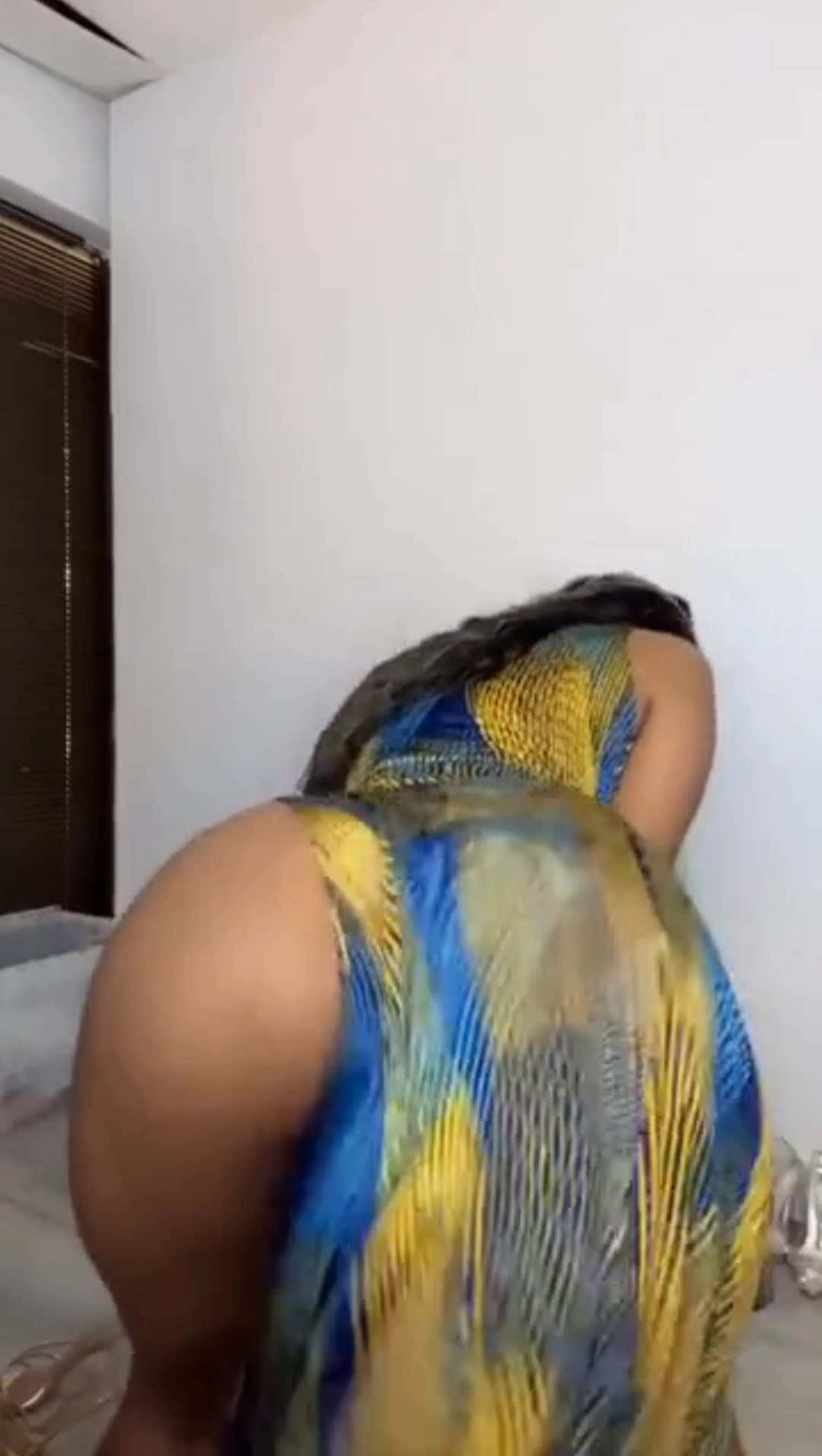 Cover for Skeeeye #dance  #twitch #bootyphysics  #girls  #latina  #dancechallenge 