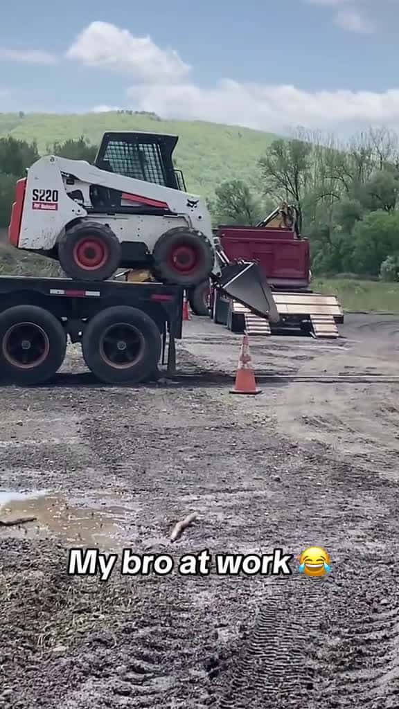 Cover for Best construction worker in the game 😭 @Barstool Outdoors (Via:@Ayden🇺🇸🦆)  created by Barstool Sports with Barstool Sports’s original sound