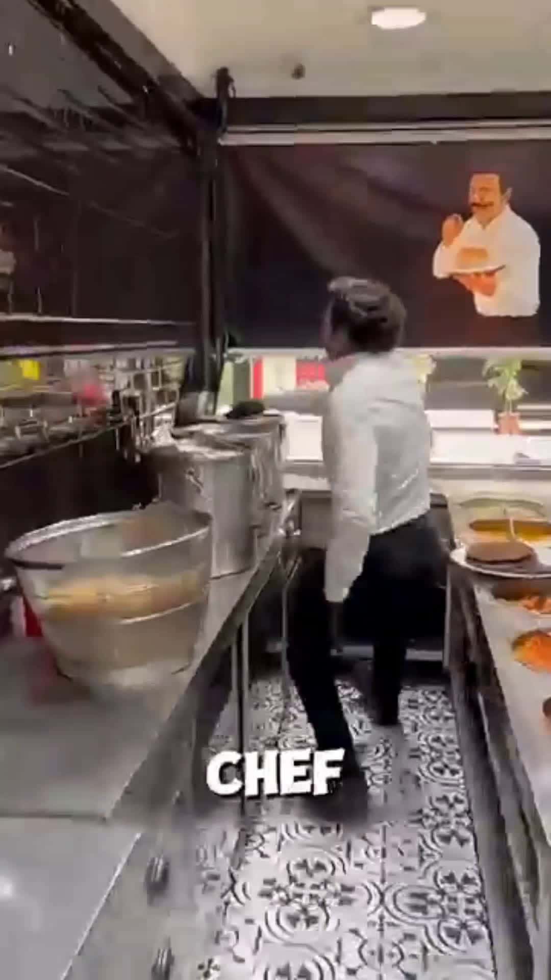 Cover for Title：This chef has a golden heart ❤️ 