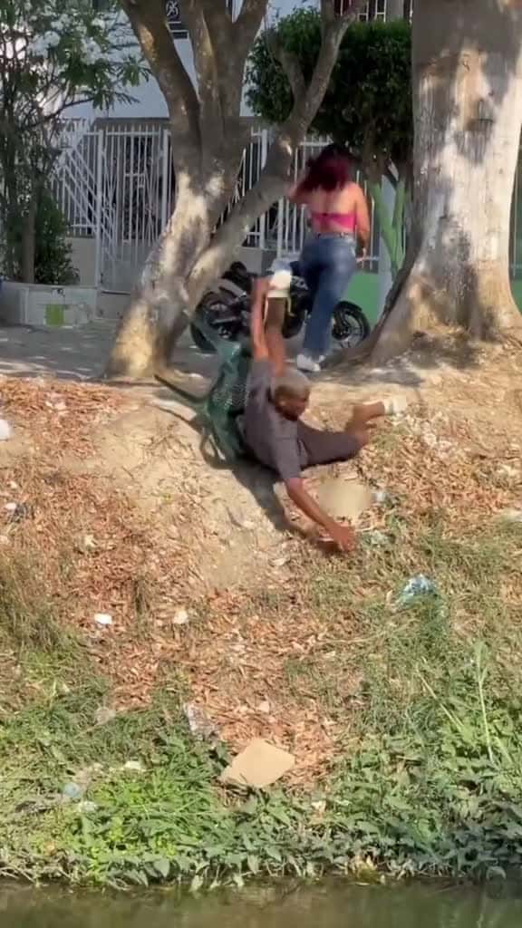 Cover for viral viralvideo humor colombia viraltiktok viralpage funny funnycats mundo 01406 #followMe