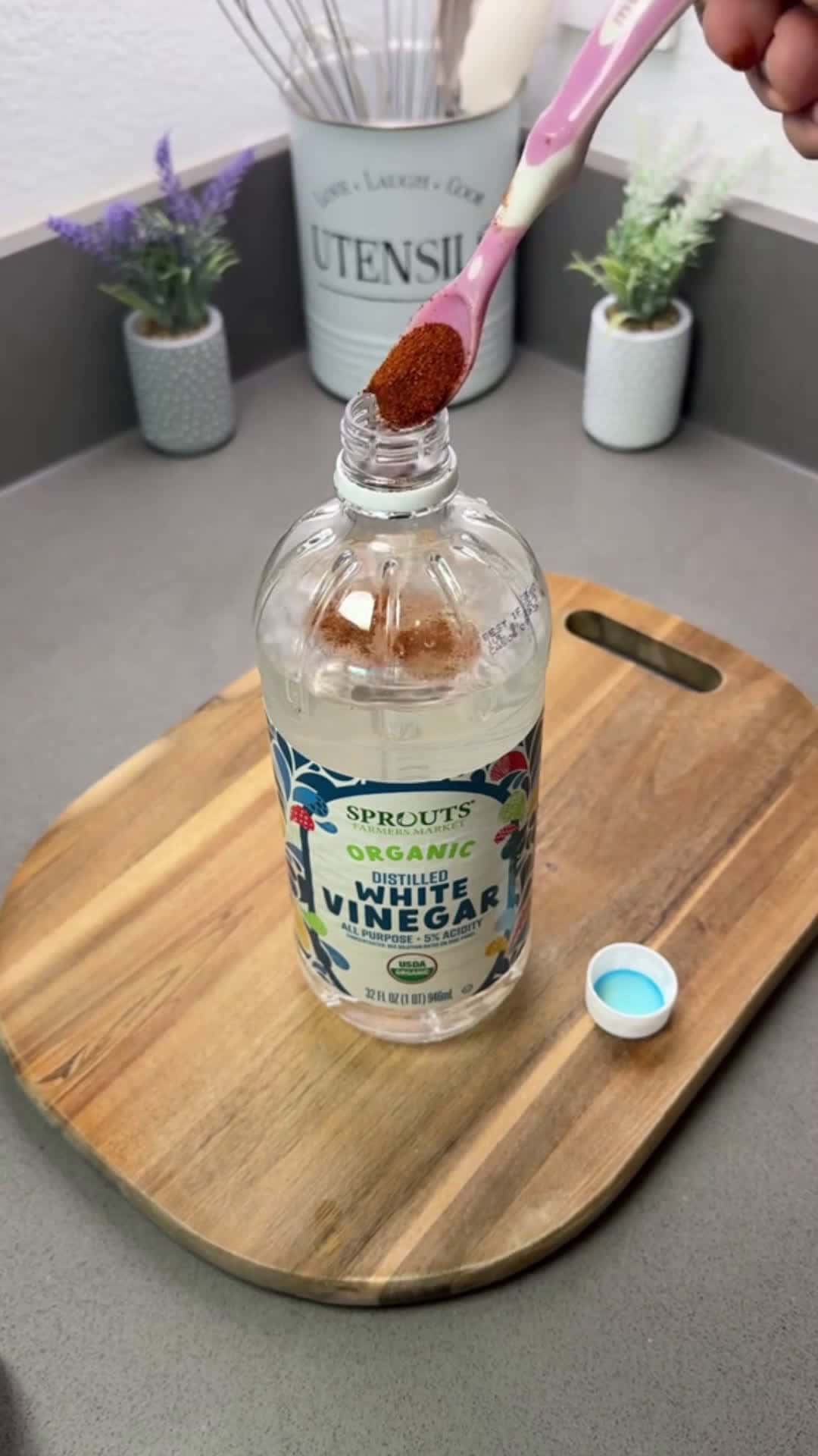 Cover for Put paprika in vinegar and you'll be amazed by the results cleaning #foryou #tips  #homehacks  #kitchenhacks  #ideas  #lifehacks 