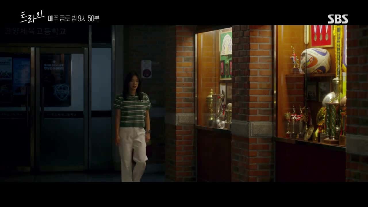 Cover for 2            SBS         9 50 Copyright  SBS. All rights reserved.     AI   SBS   29650 #shortvideosscoopz