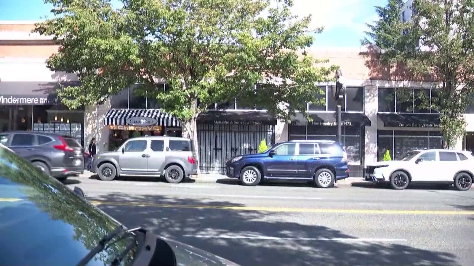 Cover for Thieves steal estimated $2 million of jewelry in brazen daytime heist in West Seattle