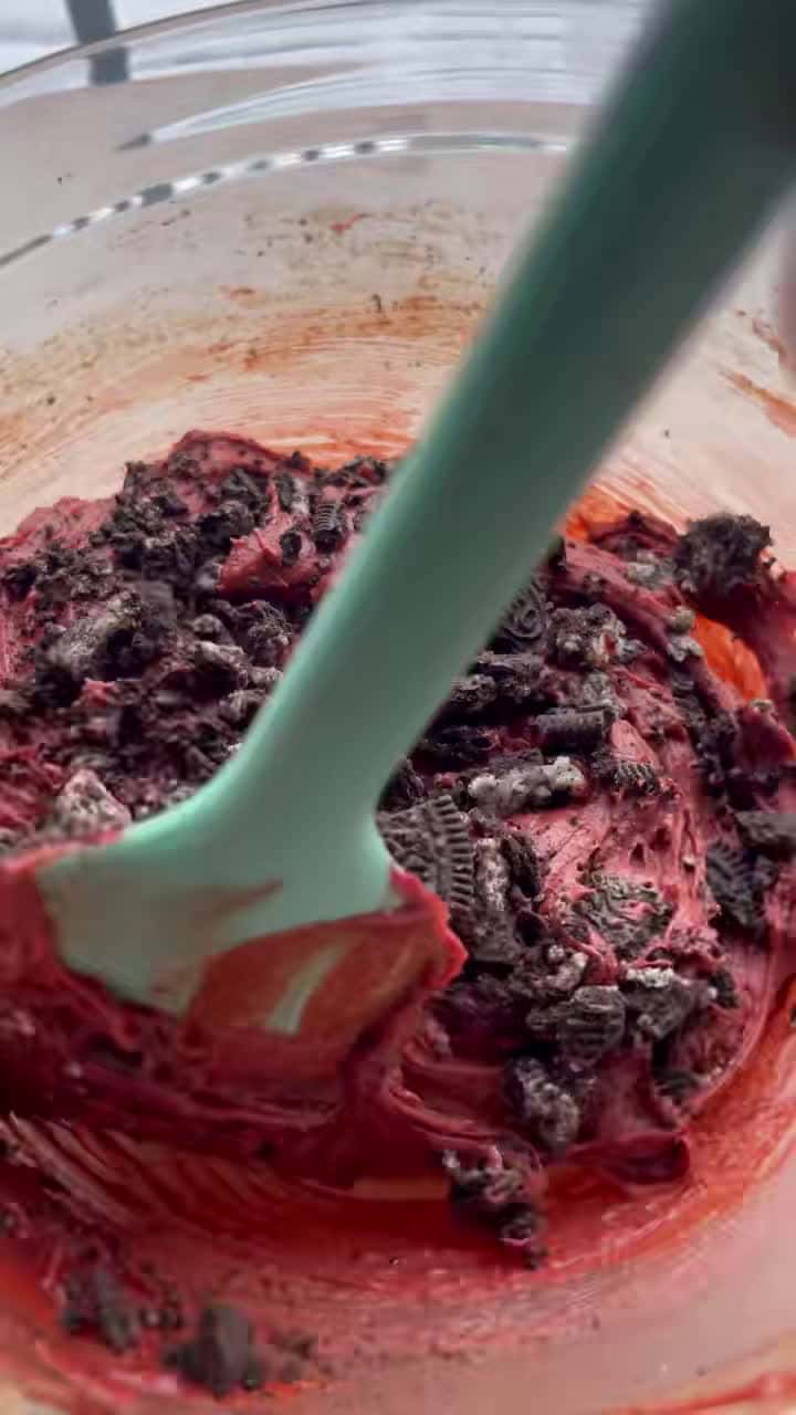 Cover for Fudgy red velvet brownies stuffed with Oreo pieces 🥹🥹 #redvelvetbrownies #fyp #oreobrownies #redvelvetoreo #redvelvetdessert #valentinesdaydesserts #fyppppppppp #easydessertrecipe