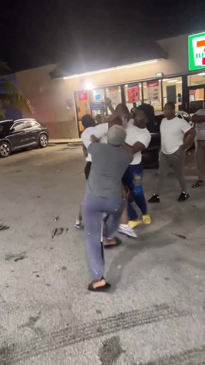 Cover for #caughtoncamera  #fightcam  #viral  #fyp Not her running 🤣🤣