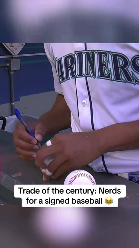 Cover for These fans are genius 🙌 #mariners #nerds #mlb created by ESPNatbat with ESPNatbat’s original sound