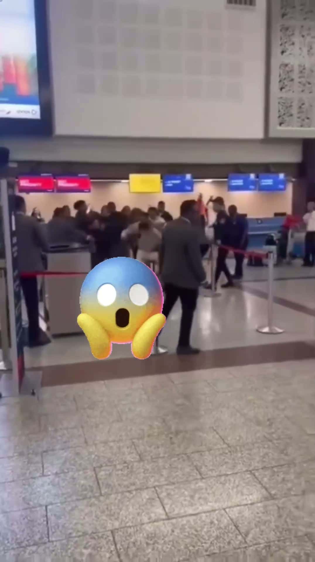Cover for ugly brawl broke out at Las Américas International Airport (AILA) when a passenger and an airline employee exchanged blows in the middle of the terminal. The fight caught everyone by surprise and caused a scramble among those present, who didn't know whether to flee or escape. #fights