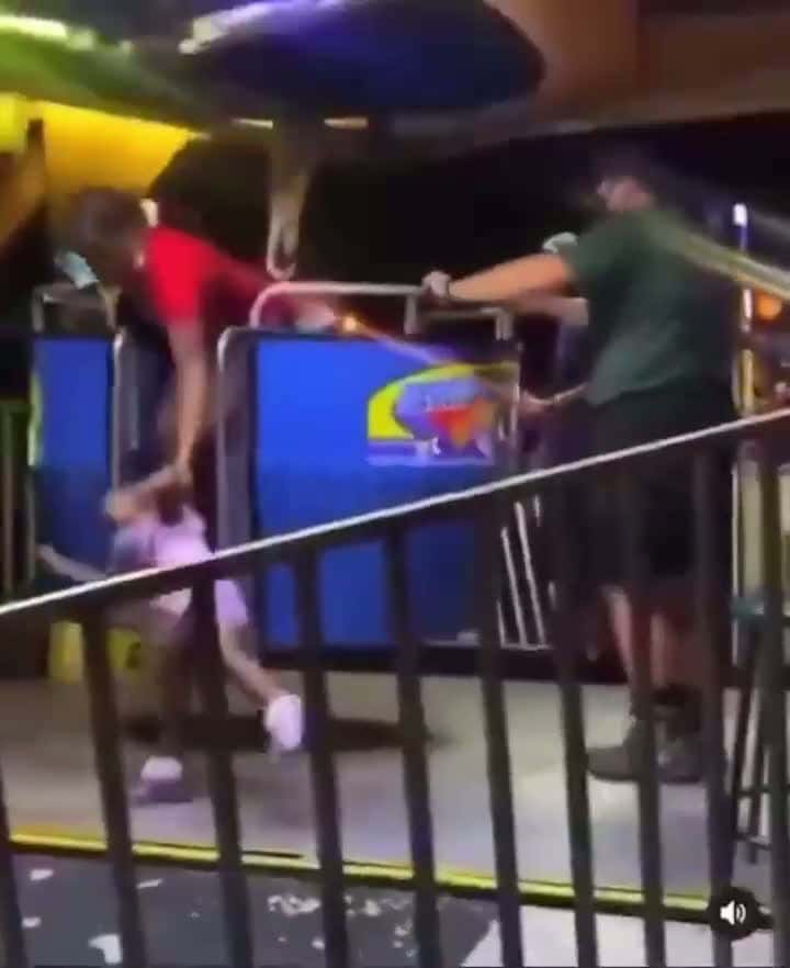 Cover for he got packed out by the whole amusement park 😭 #fight#fights#streetfight#trending#xyzbca