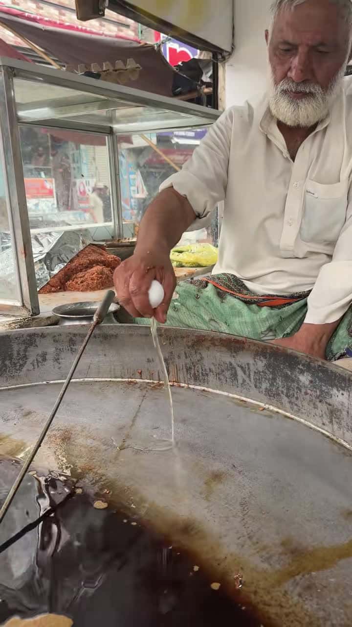 Cover for #OddlySatisfying Frying egg for a yummy kebab taste 😋