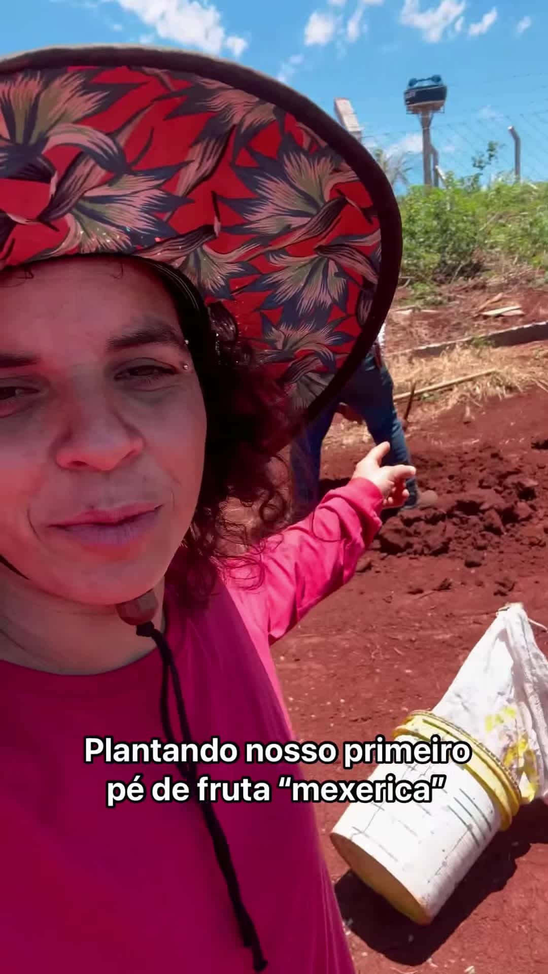 Cover for Plantando nosso primeiro p de fruta na chcara