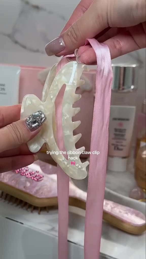 Cover for this ribbon claw clip hack trend is everything and more   ib Beulah Leef  ribbon  61057 #shortvideos