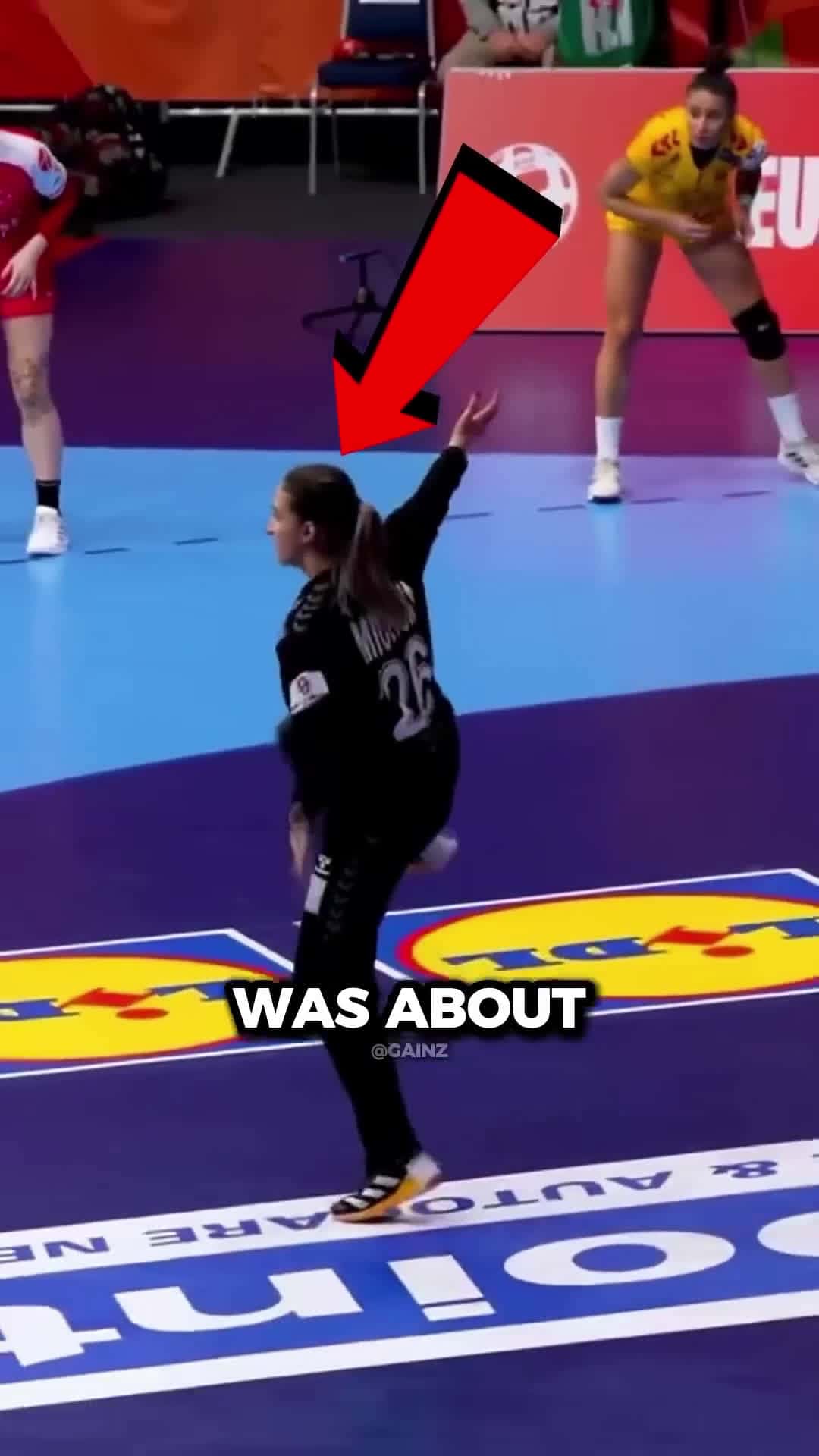 Cover for Coach gives secret hand signal #scoopz 