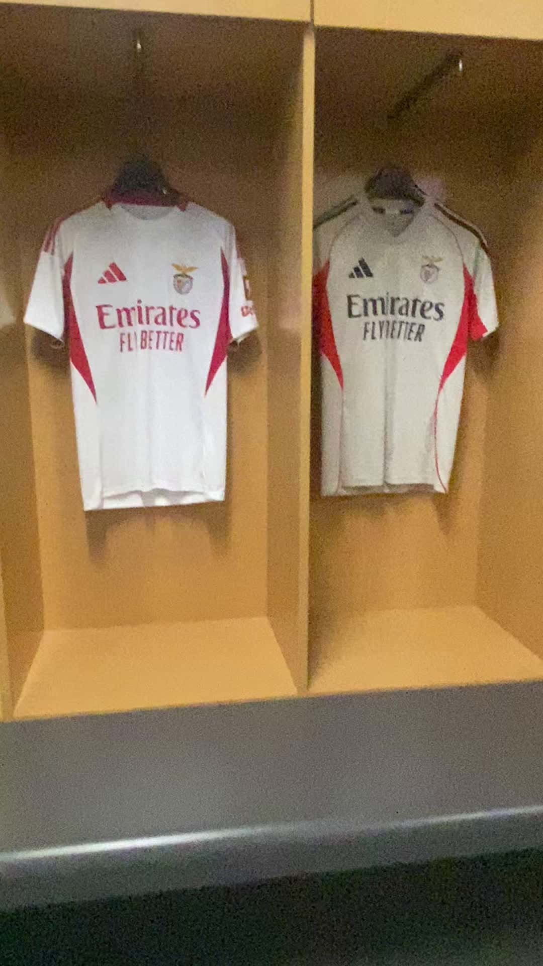 Cover for Benfica locker room