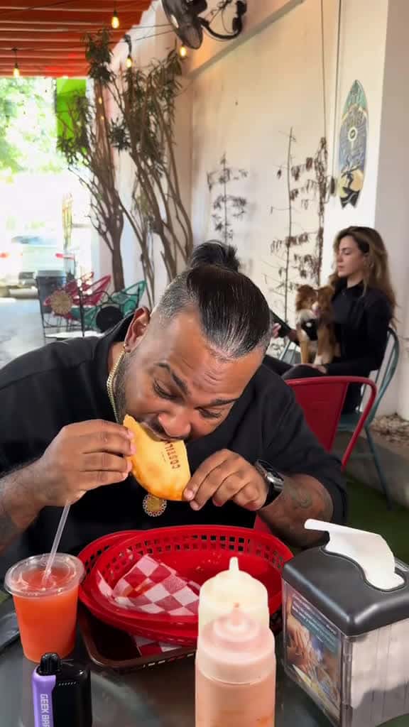 Cover for A LAS MADRES NO LES GUSTA LA GLOTONER A Las Empanadas madre madreslatinas comedia humor hi 13838 #nicevideo