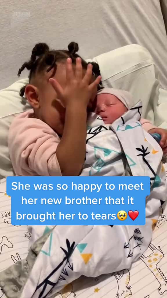 Cover for This is so sweet!! 🎥: ViralHog/Shutterstock #UltaSkinTok #cute #love #siblings #aww #family #heartwarming
