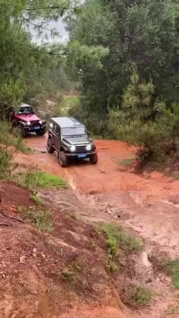 Cover for _Admire the expert in off-road driving sk